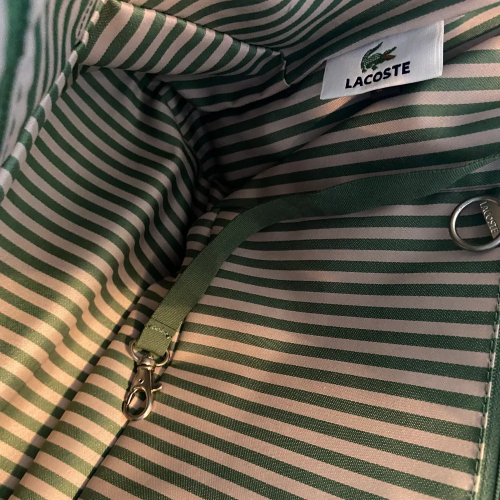 Helt ny Lacoste marinblå damväska, vattentät med grönrandiga detaljer och fickor på insidan. Aldrig använd och i nytt skick. Från djur- och rökfri hem. Ord pris 1500kr Upphämtning Hägersten(Aspudden, Liljeholmen, Gröndal) alt Kungsholmen . Laukut & Käsilaukut.