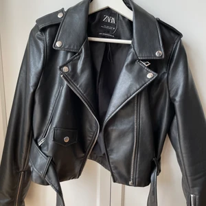 Skinnjacka  - Kortare skinnjacka köpt på Zara för ungefär 1 år sen, säljer då jag endast använde jackan ca 3 gånger🤍 storlek L, men den är liten i storleken, passar därmed xs-m