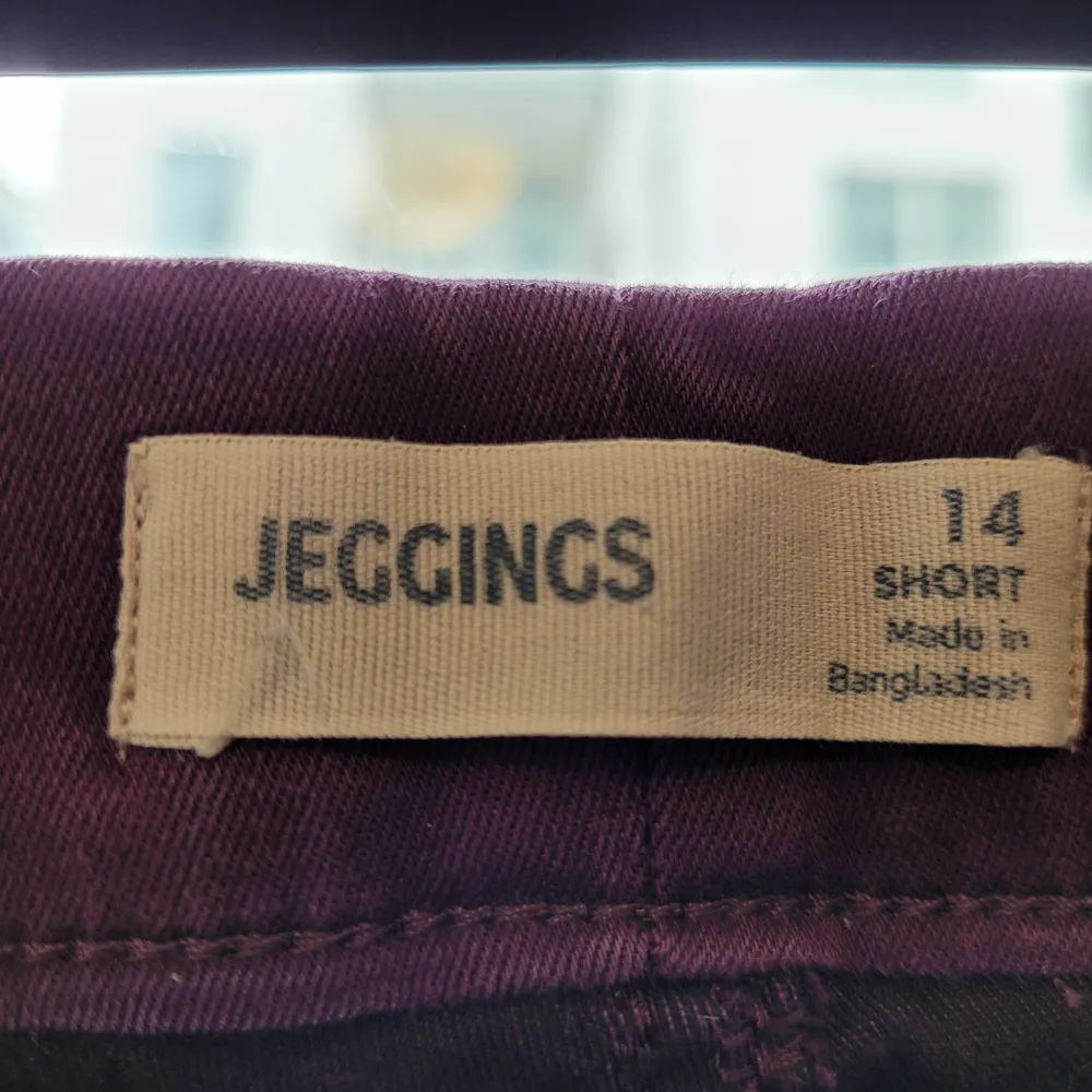 Byxor från jeggins lila slitna . Jeans & Byxor.