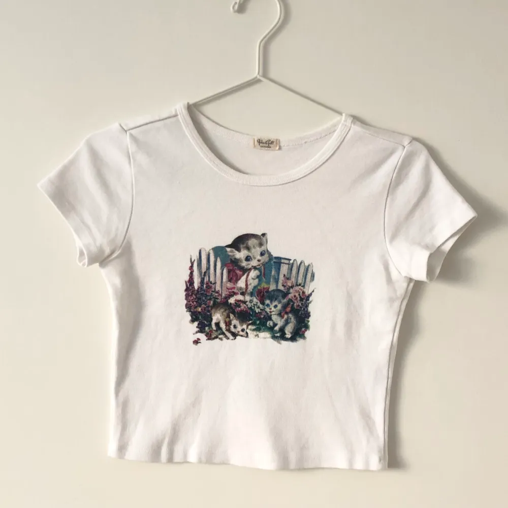 Topp/t-shirt med katt tryck från Brandy Melville 🐈 Använd fåtal gånger så är i mycket bra skick ☘️ Ingen storlek står men uppskattas till XS-S . T-shirts.