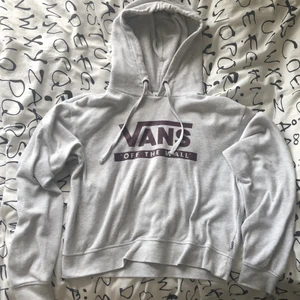 Grå Hoodie - En cool Vans Hoodie med mörkrött tryck. Den är i storleken XS men man skulle kunna ha den som storlek S. Den har en liten fläck, se bild 3 men annars fråga görna om fler bilder eller annat❤️