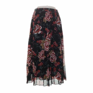 Långkjol Chiquelle - En svart långkjol med blommor i storlek M från Chiquelle. Stretchig i midjan. Frakt tillkommer📦