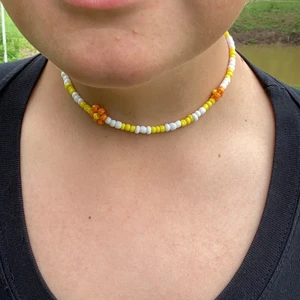 Halsband - 💫Halsband med pärlor och blommor. Passar mycket bra till sommaren!💫