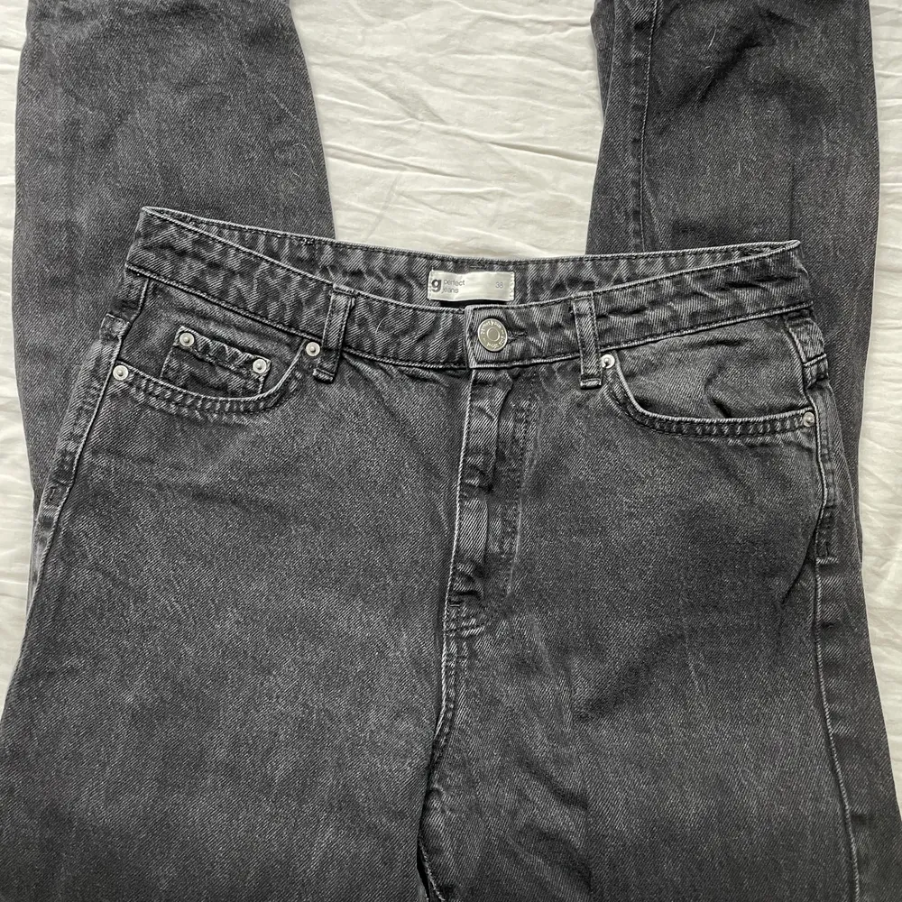 Svarta mom jeans från Gina tricot i storlek 38. Bra skick säljer då dem blivit för små. . Jeans & Byxor.