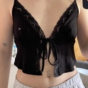 Topp från Shein - Jättefin topp från shein som knyts på framsidan. Känner inte att den är för mig, har aldrig använts 💗