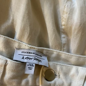 Off white jeans från and other stories - Superfina och perfekta jeans till sommaren. Köpta från and other stories förra sommaren för 790, men tyvärr för små nu. Säljer för 200+frakt 😍🤩 om fler bilder önskas fixar jag det!