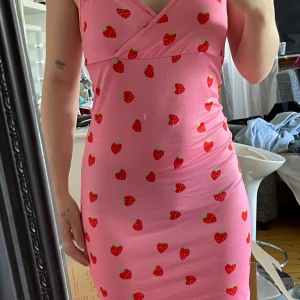 Rosa jordgubbsklänning från Shein - Bara använt en gång då jag inte helt tycker att den är min stil, lite tunt material men det gör inget om man har ljusa underkläder. Skriv för fler bilder eller frågor 💗