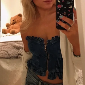 Korsettopp - Lägger upp igen eftersom det var många intresserade! Korsettopp i jeansmaterial från topshop, nyskick med lapp kvar! På första bilden har jag storlek 36 men säljer den i 34! Bud från 100!! Köparen står för frakt, kan mötas i Uppsala💓💓