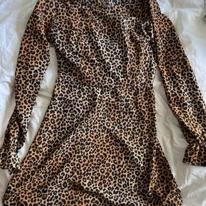 Jätte fin leopard klänning som har blvit för liten för mig, den är från hm men tror inte den finns kvar och köpa , köpt för 2 år sen men har använt den 1 gång , storlek 36 men skulle säga att den passar en 34 oxå, kan frakta men köparen står för frakten 😊