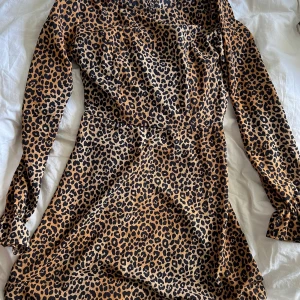 Leopard klänning  - Jätte fin leopard klänning som har blvit för liten för mig, den är från hm men tror inte den finns kvar och köpa , köpt för 2 år sen men har använt den 1 gång , storlek 36 men skulle säga att den passar en 34 oxå, kan frakta men köparen står för frakten 😊