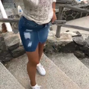 Jeans kjol med slitningar  - Säljer min jeans kjol då den inte kommer till användningen längre tyvörr då jag har så många:/ men den är i bra skick och så, jätte fin nu till sommaren 🥰 , jag kan frakta men , köparen står för frakten 😊 skulle säga att storleken är xs/s