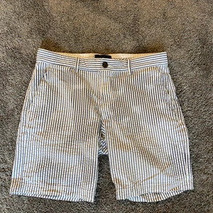 Marinblå/Vita Bondelid Shorts - Short av riktigt bra kvalité säljes pga att de har blivit för små för mig. Riktigt stiliga shorts som man kan matcha perfekt med en massa plugg för den ultimata sommar outfiten. Nypris: 650kr