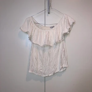 Vit off shoulder tröja - Off shoulder tröja, kan ha den vanligt också men snyggare att dra ner den lite.