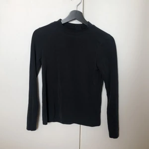 Svart långärmad - Långärmad tröja med liten krage från Gina Tricot. Materialet är typ fakemocka, matt och jättemjukt på utsidan och ”vanligt” på insidan. 