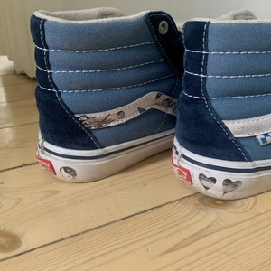 höga vans blåa vita  - blåa höga vans med vit och blått skosnöre och detaljer ❤️❤️