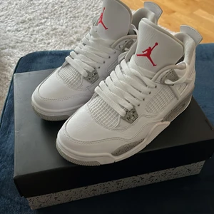 Air Jordan 4 (oreos) - Tröttnat på de här, svin bra till sommaren De är använda typ några gånger   9/10 skick