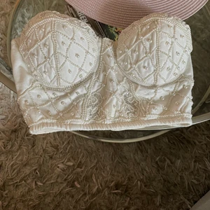 Tubtopp - Tubtopp med pärlor. Några år gammal därav har några pärlor ramlat av.