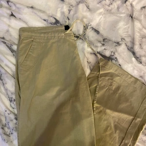 Lågmidjade byxor - Fina lågmidjade byxor, fin beige färg utan några skador. Köparen står för frakten💕