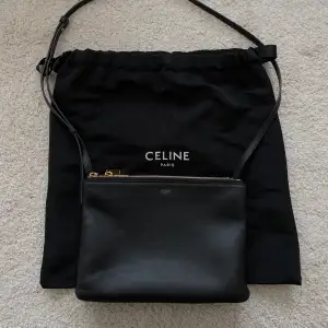 Säljer min fina Celine väska. Använd men absolut inte sliten. Hör av dig för fler bilder! Dustbag, kvitto etc finns. Köpt på NK i Göteborg. 