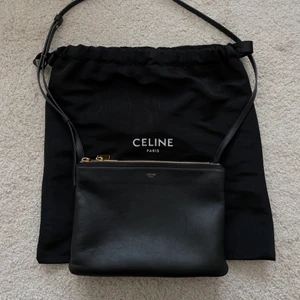 CELINE VÄSKA!  - Säljer min fina Celine väska. Använd men absolut inte sliten. Hör av dig för fler bilder! Dustbag, kvitto etc finns. Köpt på NK i Göteborg. 