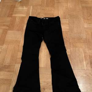 Svarta stretch jeans 70 tal storlek w 32 L 32