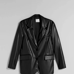 Skinn blazer  - Säljer denna superfina blazer i fake skinn från bershka, endast använd vid få tillfällen så är i väldigt fint skick! Egna bilder kan fås om man vill ha det. Strl xs men är lite oversized 