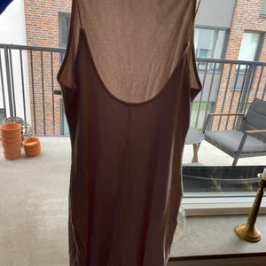 Skön klänning i beige  - Perfekt klänning till sommaren. Sitter snyggt på kroppen. Färgen gör sig rättvist på bild 2. Är urringad i ryggen. 
