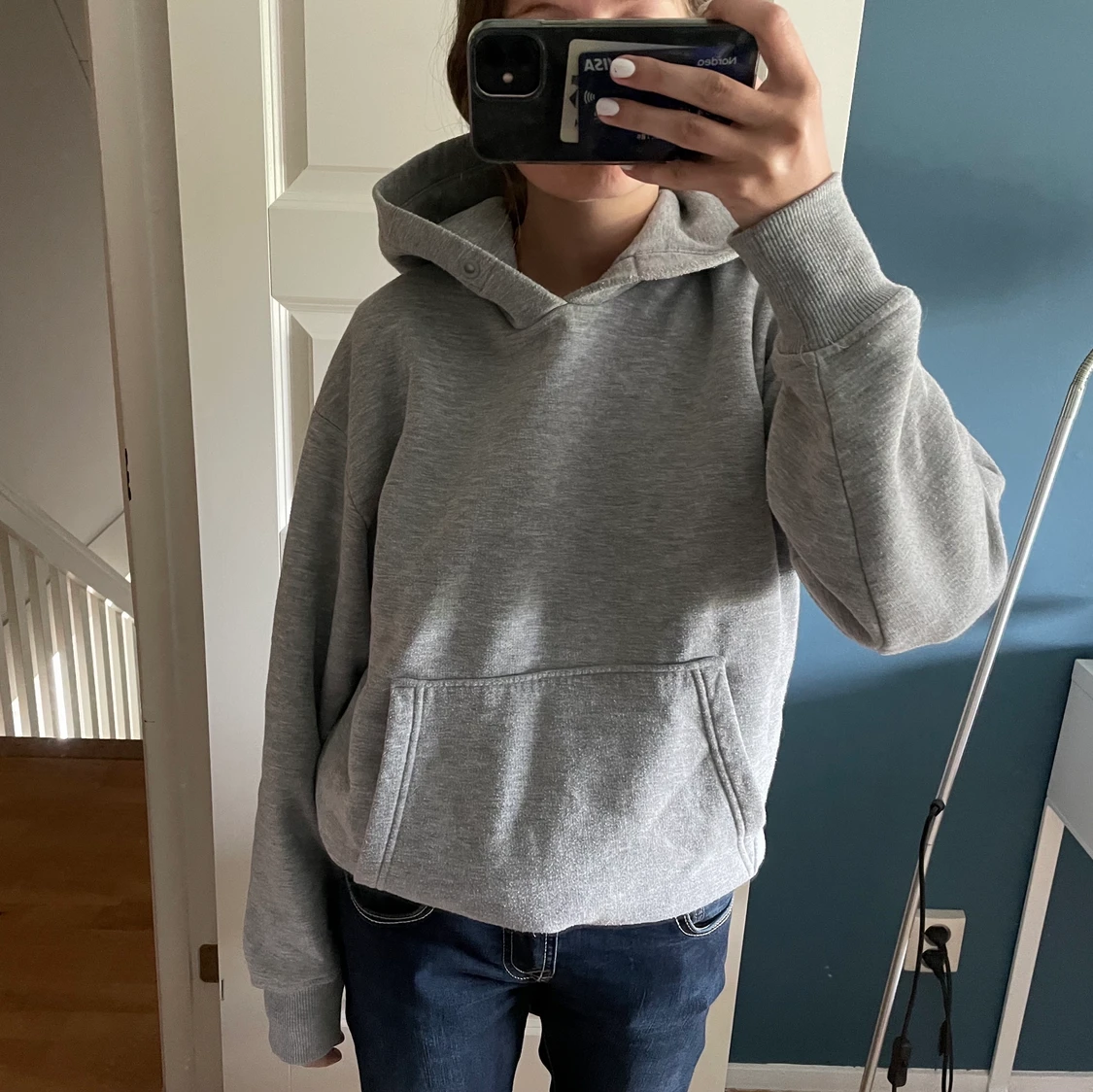 Grå hoodie