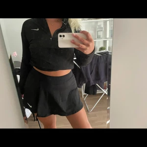 Nike träningskjol o tröja - Tröja i strl M, Kjol i strl M. Knappt använda och supersnygga. Köp tillsammans eller var för sig, skriver styckpris som fast pris.