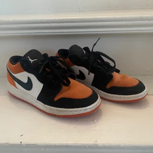 Nike Jordan low - Air Jordan 1 low shattered blackboard Använda fåtallgånger Kartong medföljer  Skriv för fler frågor eller bilder  