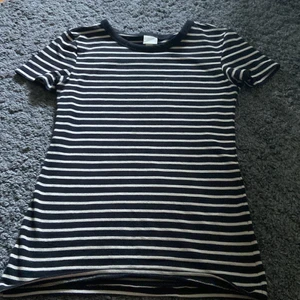 Randig tröja  - Köpte en jättefin tröja på hm för ca ett halvår sedan. Den är svart och beige randig, i storlek XS