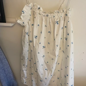 Klänning - Säljer denna klänning från Hm i storlek M🤍 använd en gång, köparen står för frakten💙