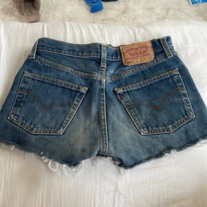 Levis shorts - Så snygga Levis shorts i storlek 27/32!💙 Dom är i bra skick och sitter snyggt lite lågmidjat på höften!💙