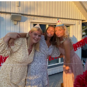 Sommarklänning - En otroligt fin, svartvit omlottklänning i storlek S. Endast använd en gång och det är på första bilden kan ni ser mer rättvist hur klänningen faktiskt ser ut🌸