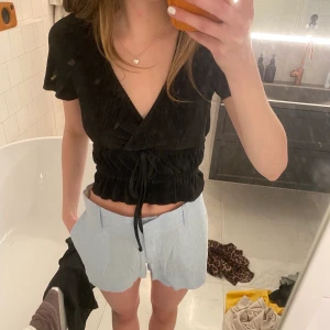 Söt topp  - Söt svart topp med ”dragsko” i mitten där man kan justera urringningen. Verkligen så fin men aldrig fått tillfälle att använda, så den är oanvänd. Strl xs, slutsåld från asos. 