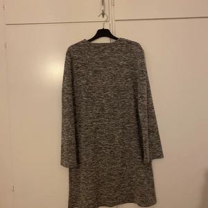 Tjock klänning - En väldigt mysig tjock klänning i storlek M. Den är från Kappahl och använd ett par gånger🖤🤍