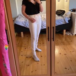 Vita jeans - Fina vita jeans från ginatricot. Storlek S. Något långa på mig men jag är 160cm. Är villig att diskutera priset vid snabb affär/köp av flera plagg.