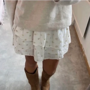 Zara kjol - Hej! Säljer denna Zara kjol i väldigt strechigt material! Skulle säga att den passar alla från xs-m. Startar budgivningen på 500kr, pga många intresserade💕