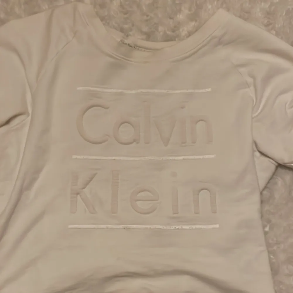Vit t-shirt med tryck från Calvin Klein!💕. T-shirts.