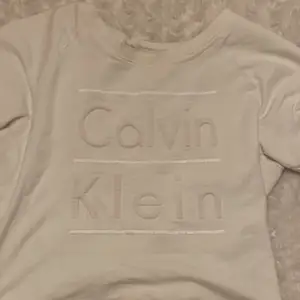 Vit t-shirt med tryck från Calvin Klein!💕