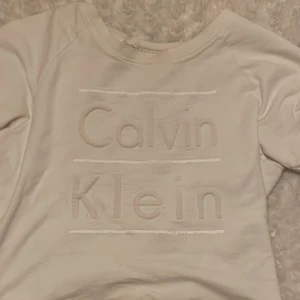 Vit t-shirt - Vit t-shirt med tryck från Calvin Klein!💕