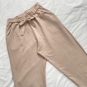 Beigea Kostymbyxor - Aldrig använd. Jättefina byxor i tunnmatrial.