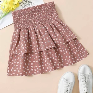 Volangkjol  - Gullig volangkjol med blommor och prickar på. Köpt från SHEIN.  Väldigt fin kjol, tyvärr är den lite för liten. Jag skulle säga att den är lite liten i storleken.  Endast testad, aldrig använd.  Nypris: 110 kr. Mitt pris: 80 kr. Priset är disskuterbart. 
