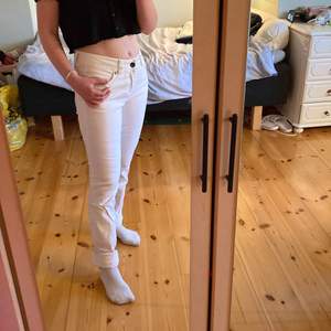 Snygga vita jeans från jsfn denim. Storlek 36. Jag är 160cm och behöver vika upp dem något. Är villig att diskutera priset vid snabb affär/köp av flera plagg.