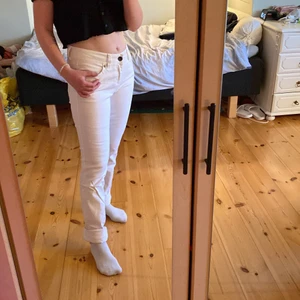 Vita jeans - Snygga vita jeans från jsfn denim. Storlek 36. Jag är 160cm och behöver vika upp dem något. Är villig att diskutera priset vid snabb affär/köp av flera plagg.