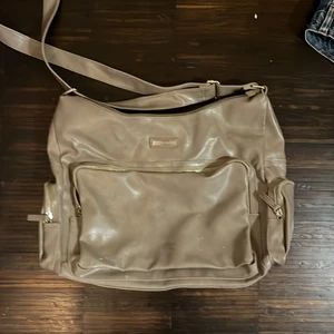 Björn Borg skolväska - Snygg beige/grå skolväska! Perfekt till skolan då den har många fack och rymmer asmycket! 45x32 cm