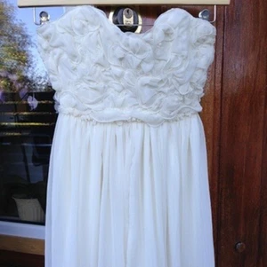 Klänning  - Sååå vacker klänning i storlek M som ligger mig varmt om hjärtat! (Något liten i strl) Endast använd vid 1 tillfälle och är i toppskick. 366kr inklusive frakt 