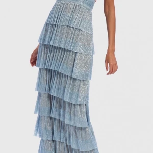 Balklänning - Söker denna klänning från forever unique i vilken färg som helst. Storlek 34-38 ungefär. Betalar bra 