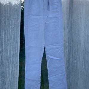 Linnebyxor - Jag säljer dessa vita linnebyxor från DesignBySi. De är strl S-extra tall. Alldrig använda så i mycket gott skick! Säljes pga de inte passade mig och hann inte lämna tillbaka de. Lappen finns kvar. OBS andra bilden är lånad från DesignBySi’s hemsida.