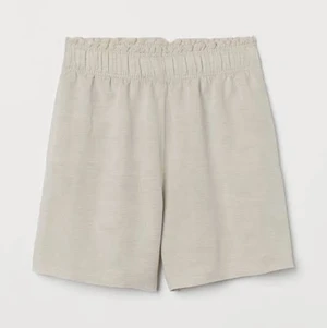 Linneshorts  - Säljer mina fina linne shorts då de inte kommer till användning, helt oanvända och tror inte de säljs längre. Strl xs och går att ha både lågmidjat och högmidjat beroende på hur man vill att de ska sitta❤️ Postar med blå påse M för 62kr❤️